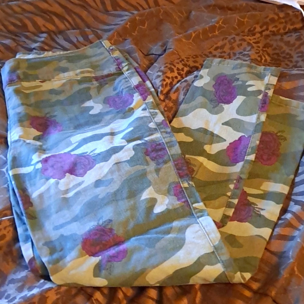 Camo jeggins with floral accents sz 18w
